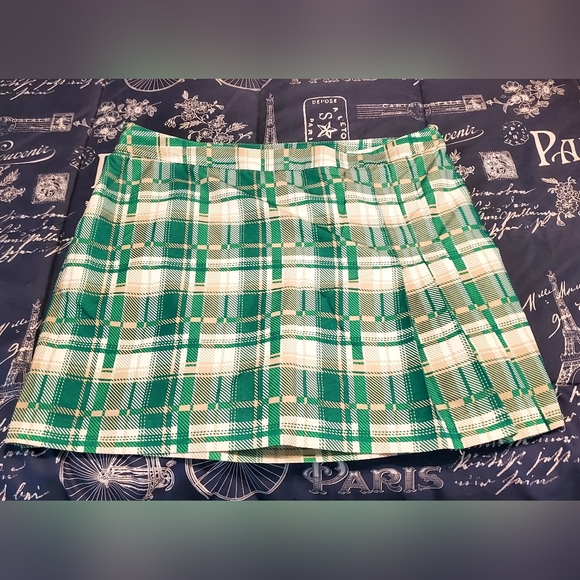 Izod Dresses & Skirts - IZOD Green and White Plaid Mini Skort